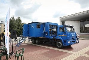 
					
		
					


	На базе специального автомобиля-контейнеровоза на шасси КАМАЗ-65115 создан мобильный технопарк для